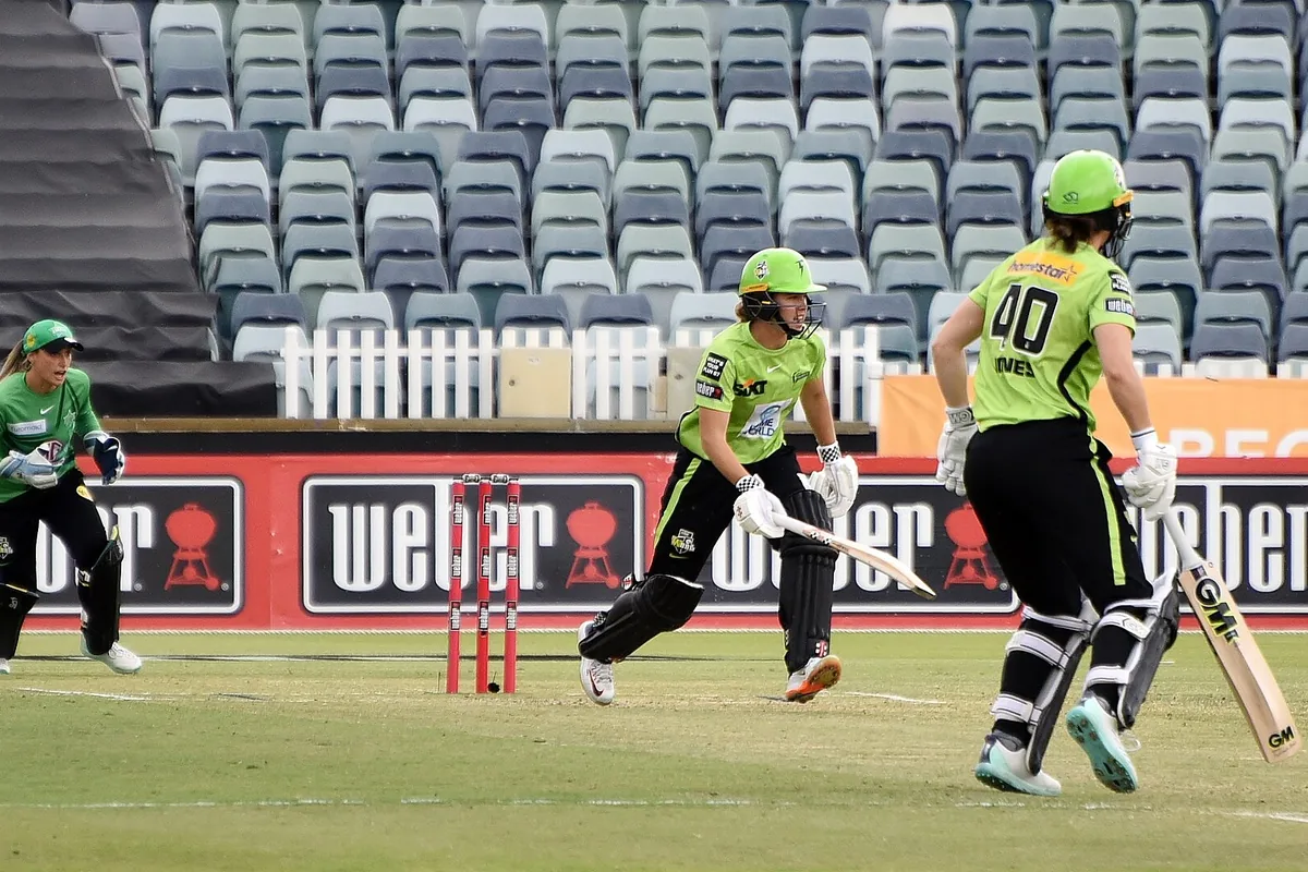 Phoebe Litchfield batting for the Sydney Thunder