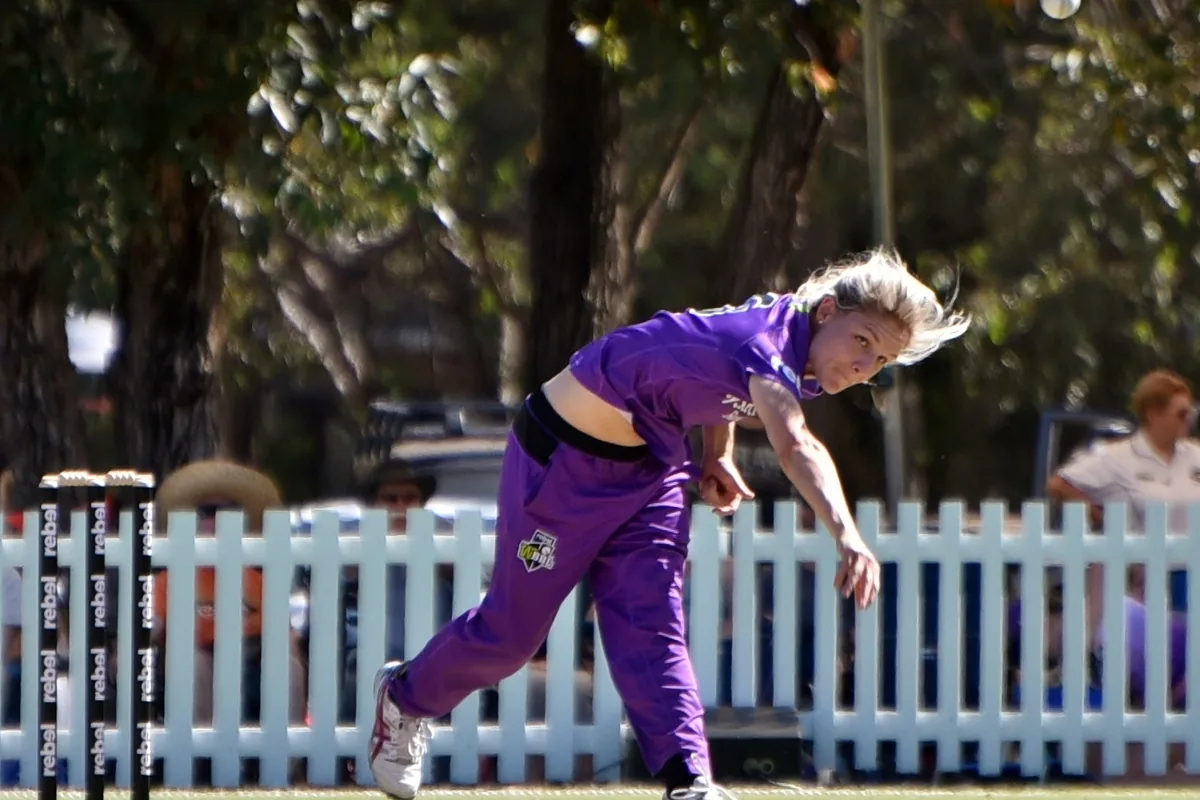 Nicola Carey bowling for the Hobart Hurricanes