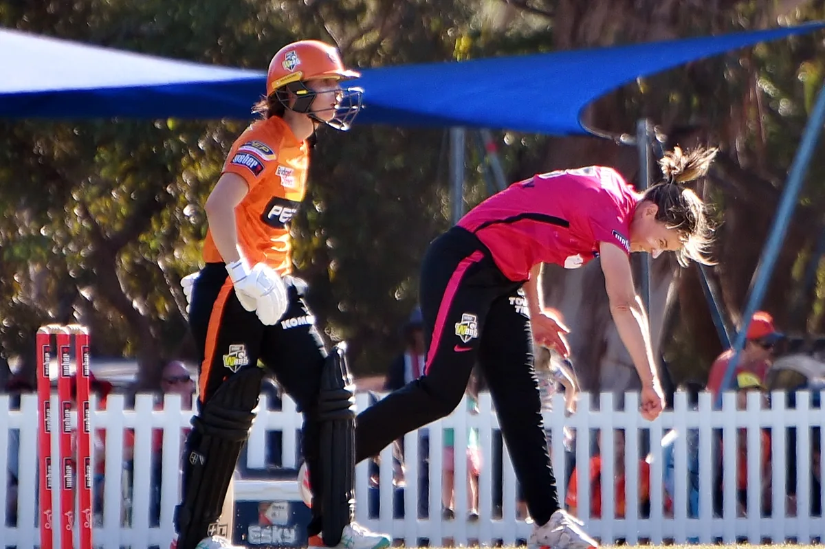 Ellyse Perry bowling for the Sydney Sixers